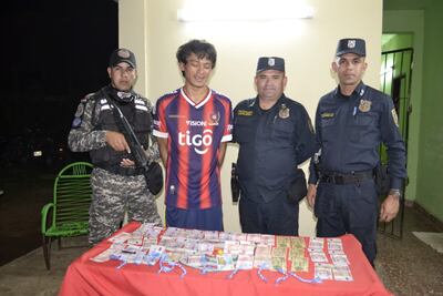 El presunto microtraficante llevaba ocultas varias dosis de crack al igual que dinero en efectivo, presumiblemente fruto del comercio ilícito.