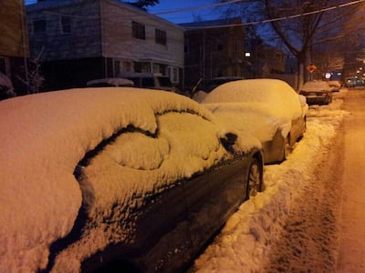 Autos prácticamente congelados de tanta nieve en Estados Unidos.