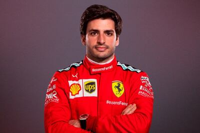 Carlos Sainz Jr. ya posa como piloto de Ferrari