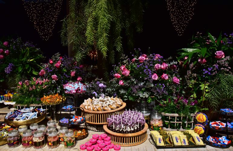 La mesa de dulces y golosinas preparó De La Casa Pederzani.