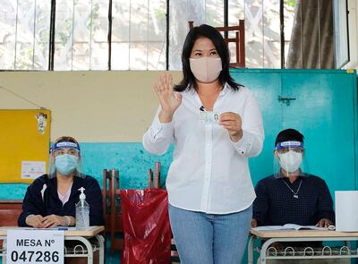 Keiko Fujimori (c), hija del expresidente Alberto Fujimori, disputa una de las plazas para el balotaje en Perú.