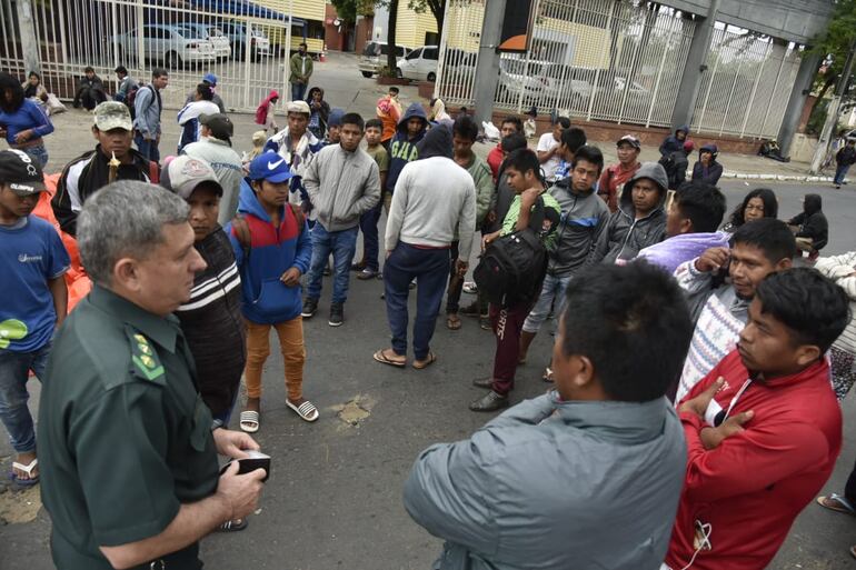 Indígenas reunidos con agentes de la Comisaría 9°