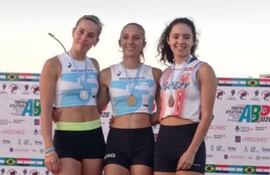 Josefina Brítez (der.) se quedó con la medalla de bronce en la disciplina de salto con garrocha, en Posadas.