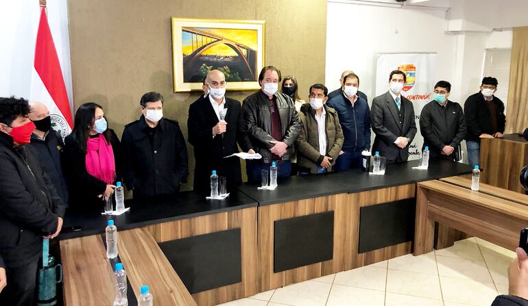 Los ministros Acevedo y Mazzoleni durante la conferencia de prensa en la Gobernación.