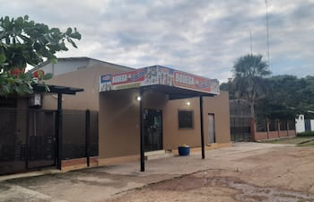 El local de la bodega asaltada el sábado por la noche en Fuerte Olimpo por dos hombres encapuchados y con arma de fuego en mano. Es la primera vez que sucede este tipo de hecho delictivo en esta población.