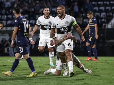 Richard Ortiz (6), volante de Olimpia, celebra el tanto contra Sportivo Trinidense por la jornada 15 del torneo Apertura 2023 del fútbol paraguayo en el estadio Manuel Ferreira.