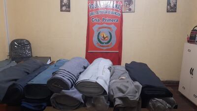 Fardos de tela que intentaron robarse de un depósito en el microcentro de Asunción.