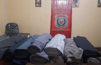Fardos de tela que intentaron robarse de un depósito en el microcentro de Asunción.