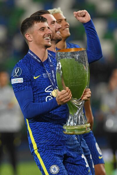 Mason Mount (con el trofeo), Ben Chilwell y Thiago Silva festejan con la Supercopa de Europa.