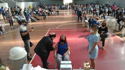 Mucha concurrencia de personas en Unace para vacunarse.