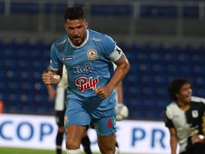 Óscar Brizuela, capitán de Resistencia, celebra el tanto que convirtió para la victoria 1-0 sobre Tacuary en la primera fecha del torneo Apertura 2022.