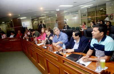 En una convocatoria abierta y vía contratación directa, concejales pretenden adquirir plan de telefonías móviles a altos precios con celulares de alta gama.