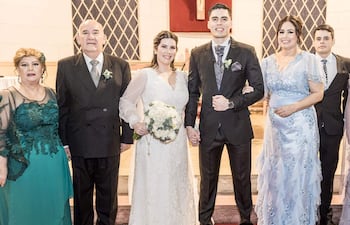 Los novios con sus padrinos en el altar.