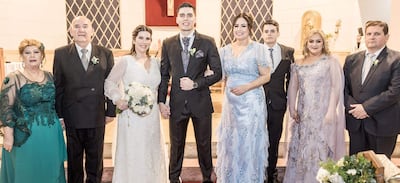 Los novios con sus padrinos en el altar.