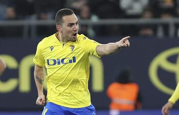 El centrocampista del Cádiz Gonzalo Escalante celebra tras marcar el primer gol ante el Girona, durante el partido de Liga en Primera División entre Cádiz CF y Girona FC disputado este viernes en el estadio Nuevo Mirandilla. EFE/Román Ríos