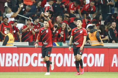 Nicolás Hernández (i) de Paranaense celebra un gol hoy, en un partido de la Copa Libertadores entre Athletico Paranaense y Libertad en el estadio Arena de Baixada en Curitiba (Brasil).