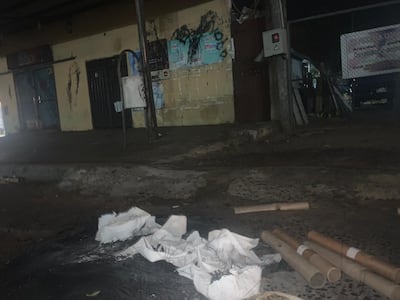 La basura que quedó tras la medida de protesta frente a la casa de los abuelos del intendente. Marcelo Martínez, indicó que la municipalidad puede limpiar porque es un lugar público.