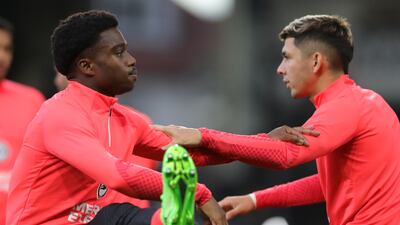 Julio Enciso (d), durante el calentamiento previo al duelo ante el Fulham.