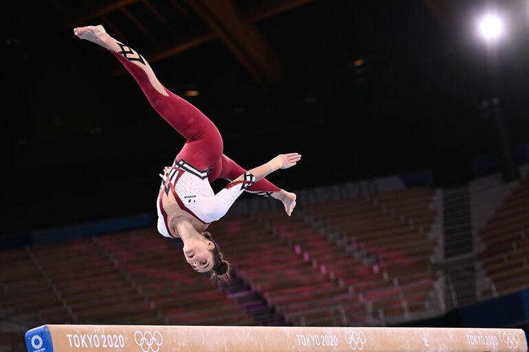 Pauline Schaefer-Betz compite en la barra durante los clasificatorios en las Olimpiadas de Japón.