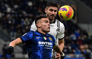 Lautaro Martínez disputa el balón con Martin Erlic, en el partido que Inter ganó 2-0 al Spezia en la Serie A de Italia.