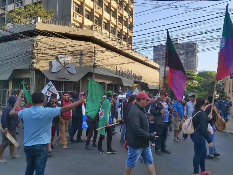 Campesinos volvieron a marchar este miércoles por la mañana en el centro de Asunción. Aquí, en el cruce de Herrera y Yegros.