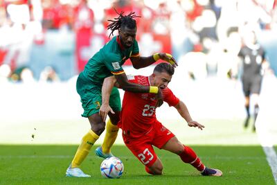 El suizo Xherdan Shaqiri (d) disputa el balón con el camerunés Andre-Frank Zambo Anguissa.