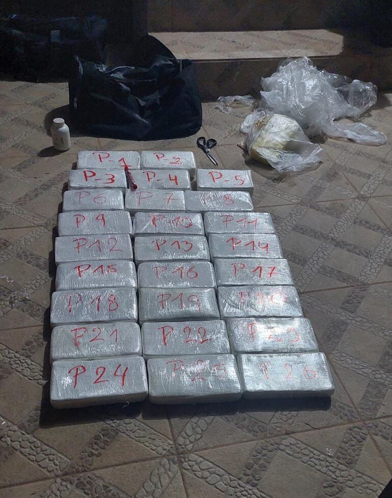 Los ladrillos de cocaína encontrados en la vivienda allanada en Luque.