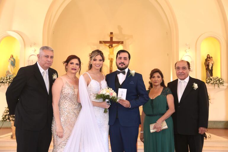 Fueron los padrinos Blas Díaz de Bedoya y María Victoria Galeano; Vilma Figueredo y Rigoberto Medina.