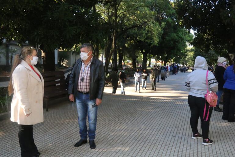 La fila de personas que acuden a firmar el libro de actas