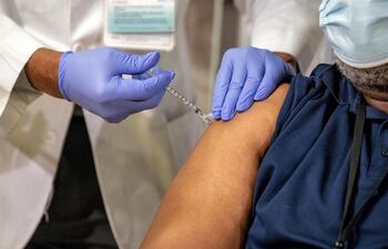 La selección de la dosis de vacuna óptima está prevista para el segundo trimestre de 2021 y la autorización de comercialización se espera para el cuarto trimestre.