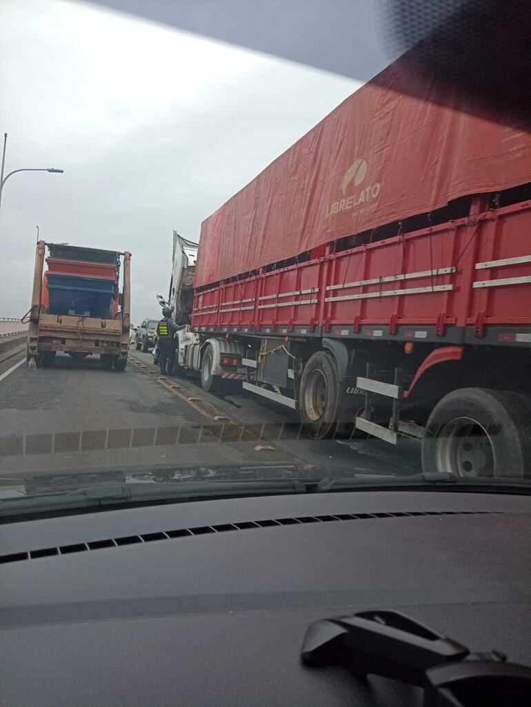 Agentes de la Patrulla Caminera intercalan el tránsito de un sentido y otro del puente.