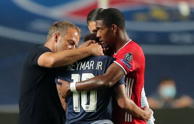 Neymar es consolado por Hansi Flick y David Alaba.