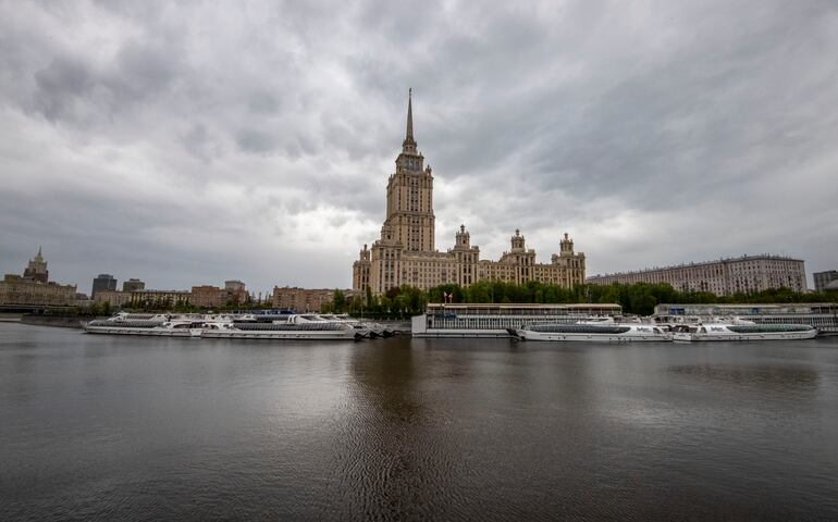 Embarcaciones en un muelle en el río Moskva, en el centro de Moscú, Rusia.