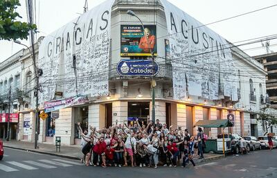 A fines del año pasado, los alumnos de Agustín Ñúñez le expresaron su agradecimiento con carteles por sus 50 años de teatro frente al céntrico local de “El Estudio”, que dejaron días atrás.