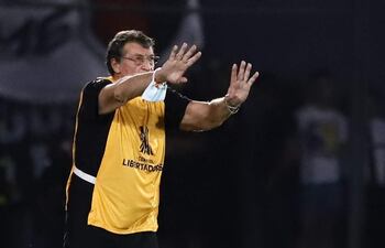 Julio César Falcioni, entrenador de Colón de Santa Fe, durante el partido contra Olimpia por la Copa Libertadores 2022.