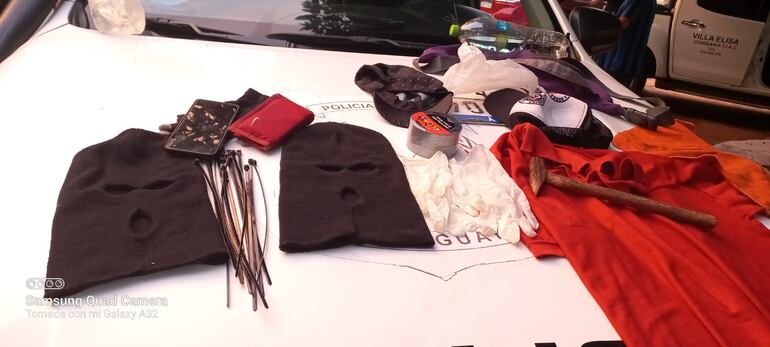 Evidencias incautadas de Francisco Javier Ramírez Sanabria, Carlos Britoz Britez y Mario Rodrigo Ayala Ferreira detenidos ante sospecha de un posible atravo en Villa Elisa.