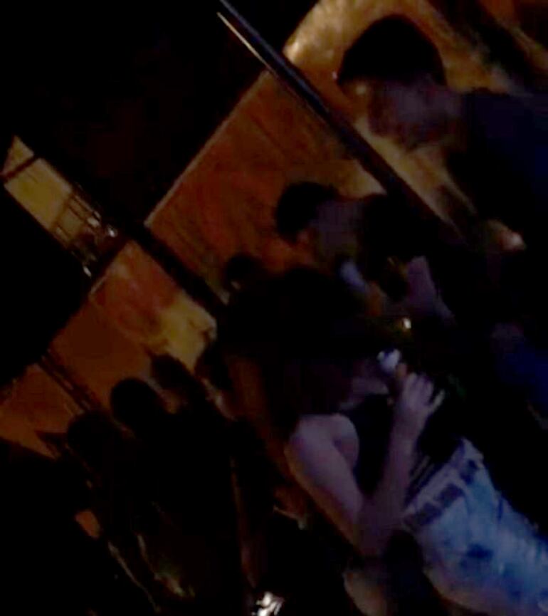 Captura de uno de los videos de la farra que se habría realizado anoche en una casa quinta de Hernandarias.