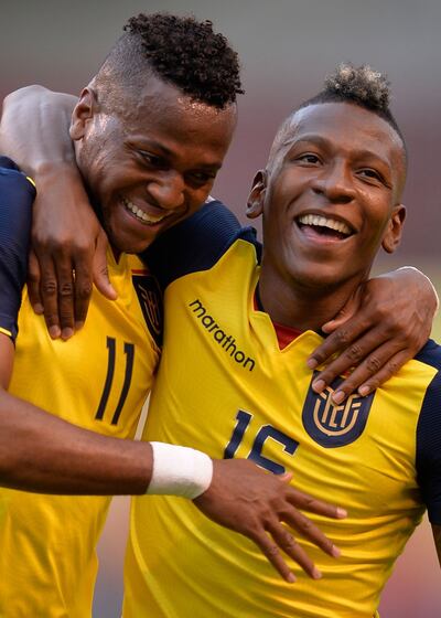 Michael Estrada (11) y Pervis Estupiñan celebran una de las anotaciones del atacante.