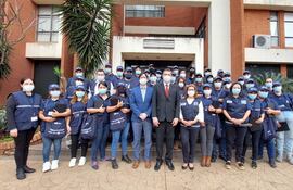 Encuestadores del INE están debidamente uniformados con chaleco azul con credencial