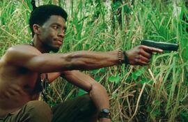 Chadwick Boseman en "5 sangres".
