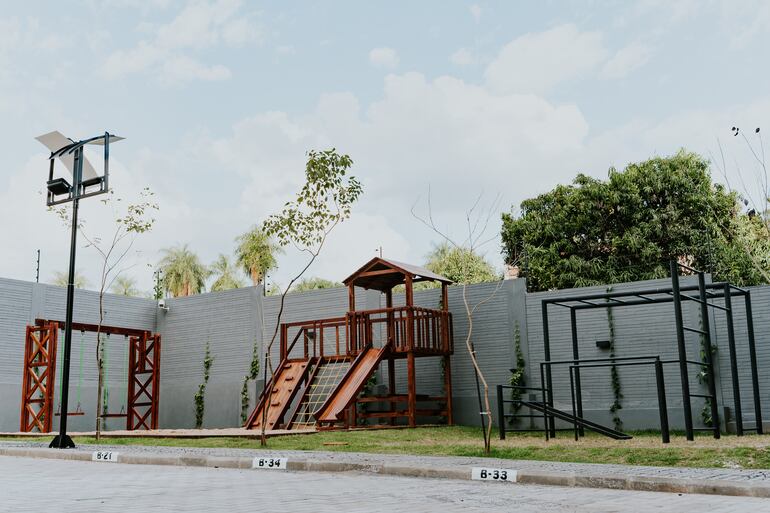 En el predio de Insignia Tres hay un parque infantil y un lugar para hacer ejercicios al aire libre.