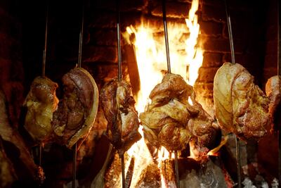 Varios pedazos de carne "a la llanera" en el restaurante El Llanerito en Colombia.