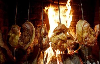 Varios pedazos de carne "a la llanera" en el restaurante El Llanerito en Colombia.