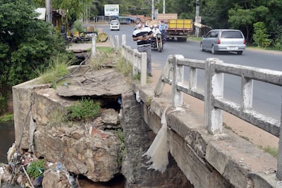 El ingeniero Marcelo Martínez observa la estructura completamente destruida por los raudales.