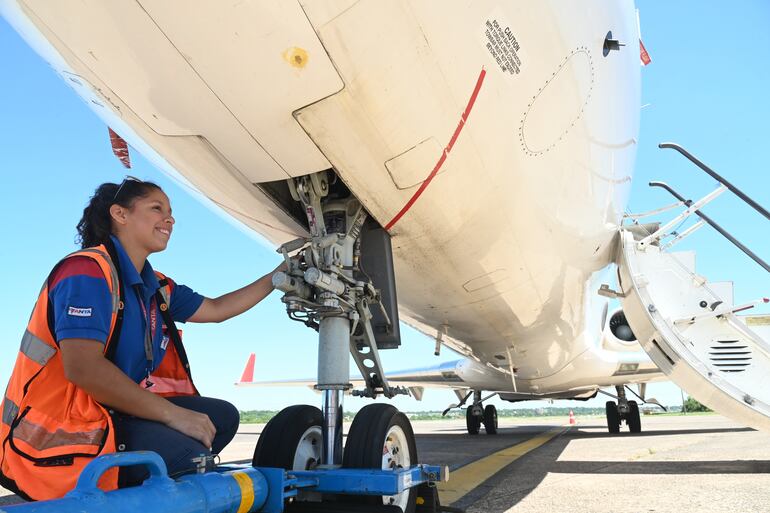 Jessica Rojas, mecánica de aviones.