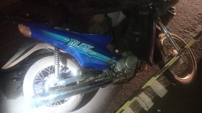 La motocicleta quedó con daños materiales en la parte frontal, por lo que se presume habría embestido contra un vehículo que le salió al paso.