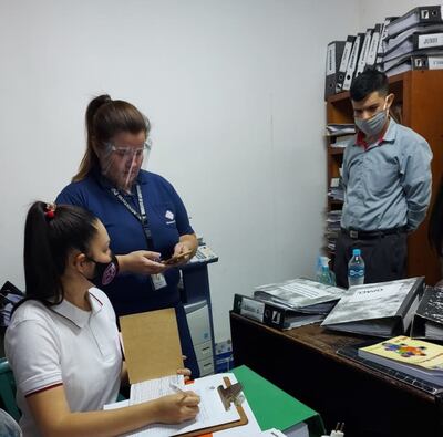 La fiscalía detuvo en el edificio municipal a tres personas e incautó documentaciones y una notebook.