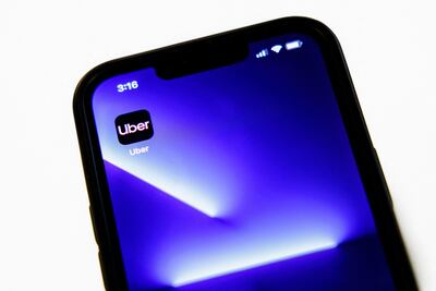 Uber dijo el viernes que estaba investigando un “incidente de seguridad cibernética” y se negó a comentar informes según los cuales un joven pirata informático había logrado acceder a la red digital de la empresa de transporte.