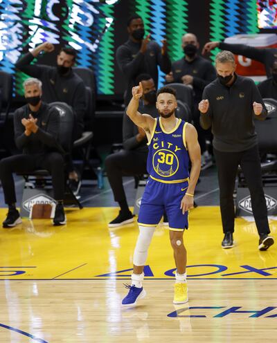 Curry dio otra exhibición encestadora con 10 triples de 19 intentos.