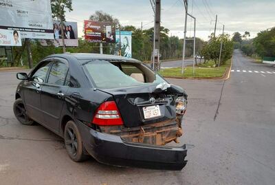 El automóvil fue embestido en la parte posterior cuando su conductor aguardaba para avanzar en el semáforo.